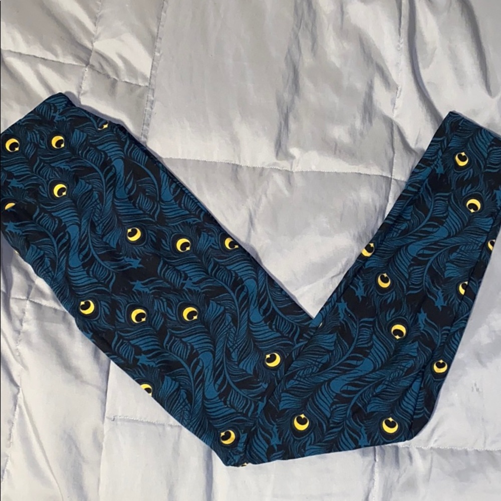 LuLaRoe One Size Leggings• Peacock Feather 🪶 Print 🖤💛🩵